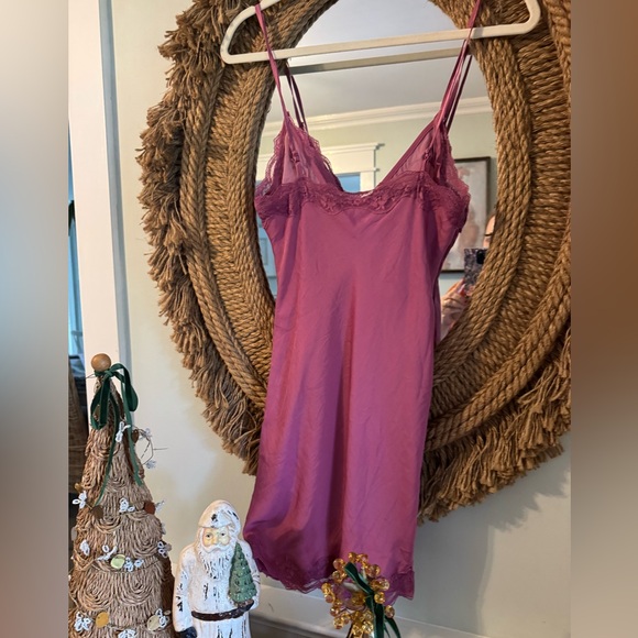 ๐๐ Urban Outfitters Out From Under NWT Mauve Slip Dress Size Small - Picture 2 of 7
